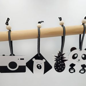 Pakabinami žaisliukai juoda balta (1)